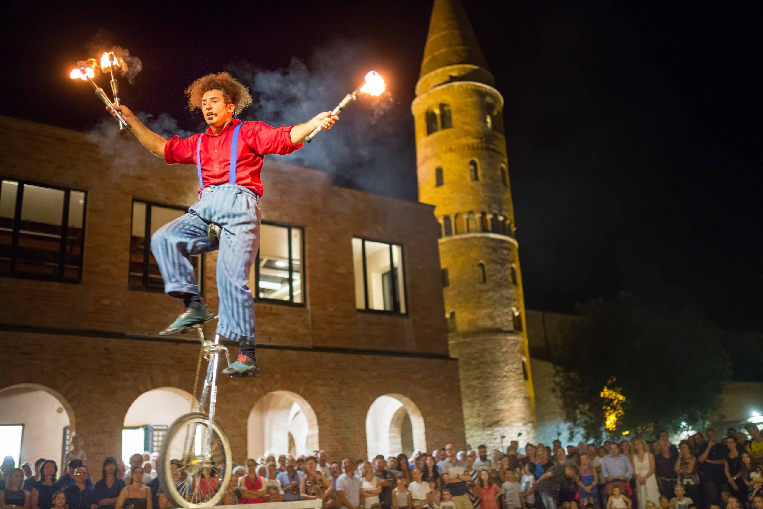Spektakl teatralny La Luna nel Pozzo w Caorle, festiwal teatru ulicznego w pobliżu Hotelu All'Orologio.