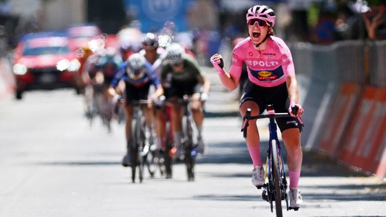A Giro d'Italia Women versenyzői Caorléban, kerékpárosbarát vendéglátás a Hotel All'Orologióban.