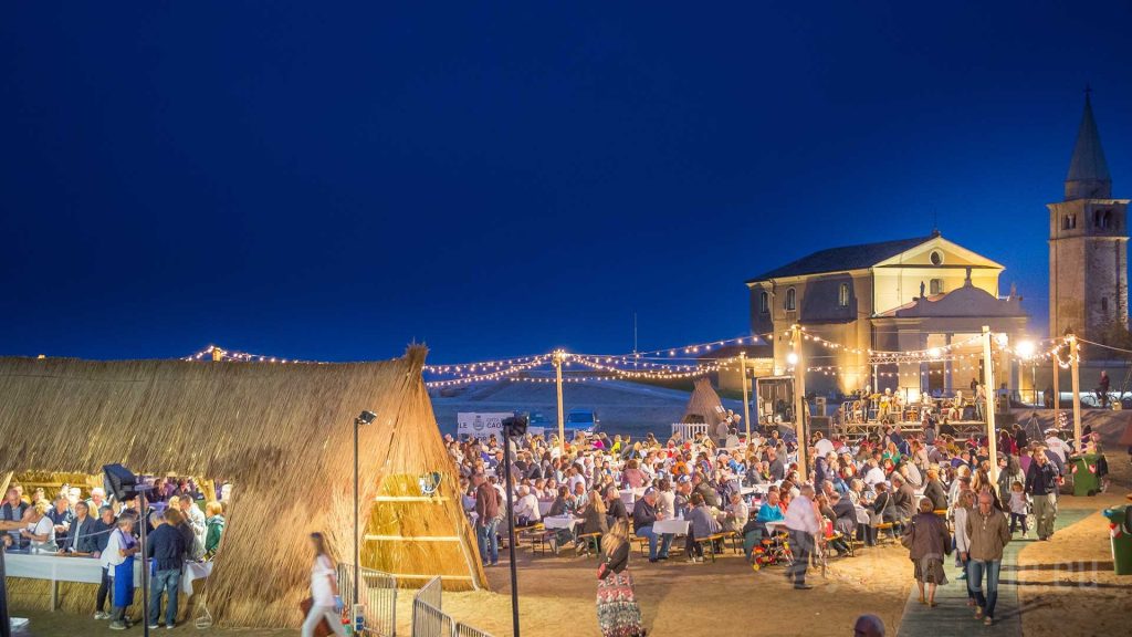 Sagra del pesce sulla spiaggia di Caorle, piatti tipici veneziani vicino all'Hotel All'Orologio.