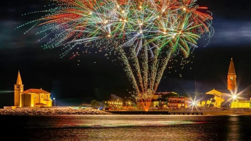 Grande spettacolo pirotecnico sul mare a Caorle, fuochi d'artificio visibili vicino all'Hotel All'Orologio.