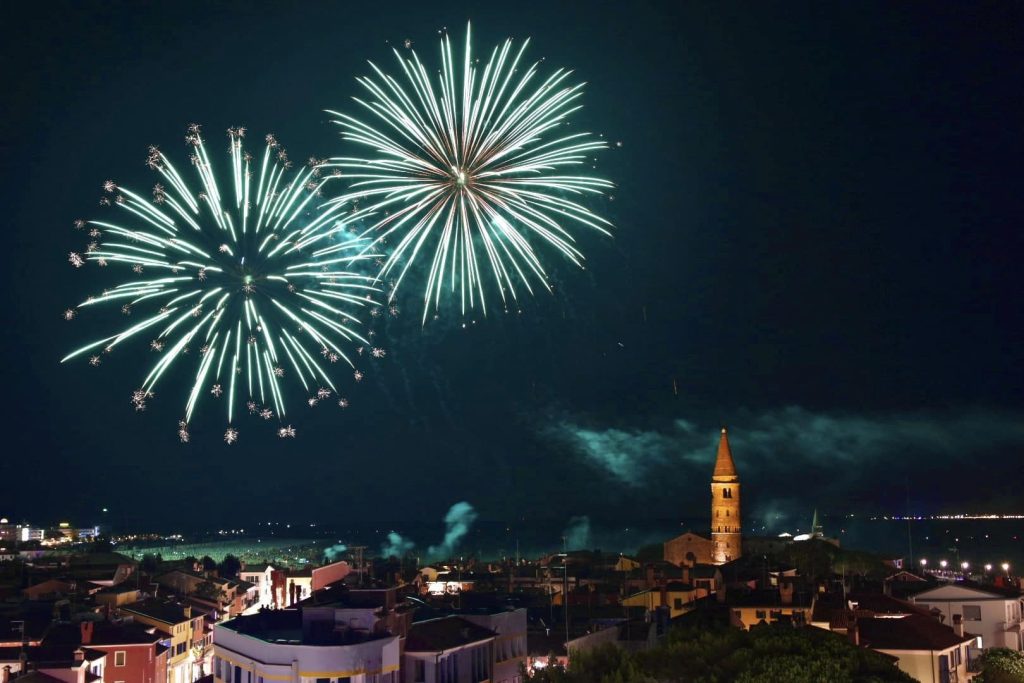 Spettacolo di fuochi d'artificio sul mare a Caorle, eventi estivi vicino all'Hotel All'Orologio.