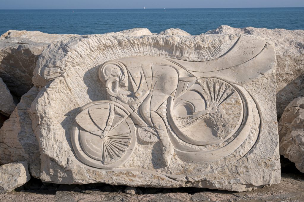 Sculture di Scogliera Viva a Caorle, passeggiata panoramica sul mare vicino all'Hotel All'Orologio.