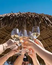 Aperitivo vista mare a Caorle con cocktail e snack, momenti di relax per gli ospiti dell'Hotel All'Orologio.