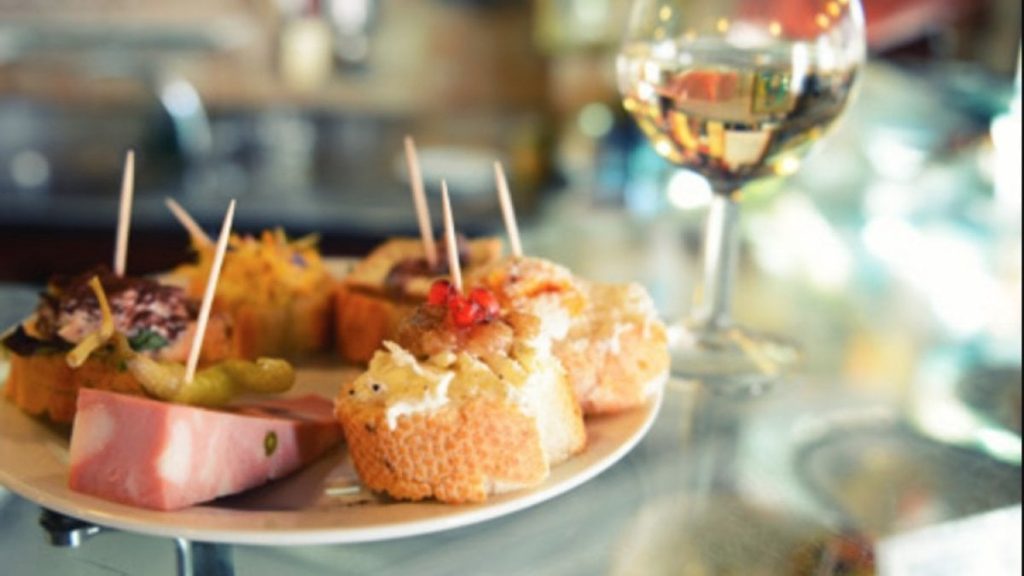 Aperitivo tipico a Caorle con spritz e cicchetti, relax al tramonto vicino all'Hotel All'Orologio.