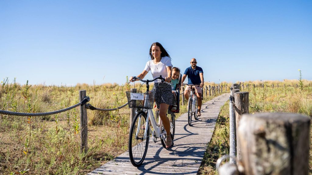 Escursione in bicicletta nella Laguna di Caorle, itinerari cicloturistici tra i Casoni vicino all'Hotel All'Orologio.