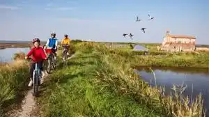 Cicloturismo tra i Casoni della Laguna di Caorle, percorso naturalistico in bici vicino all'Hotel All'Orologio.