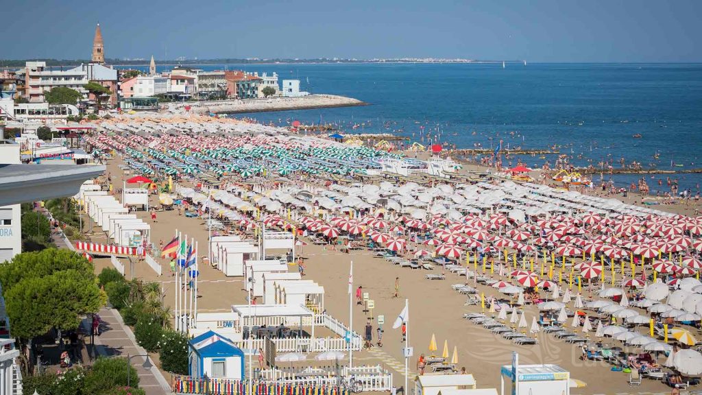 Spiaggia di Ponente a Caorle, litorale sabbioso e stabilimenti balneari vicino all'Hotel All'Orologio.