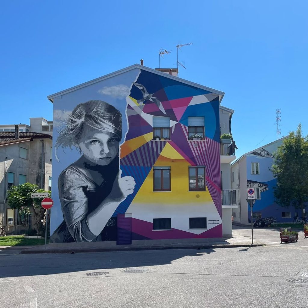 Hotel Caorle All'Orologio Opera di street art al Caorle Sea Festival, murales artistico vicino all'Hotel All'Orologio di Caorle.