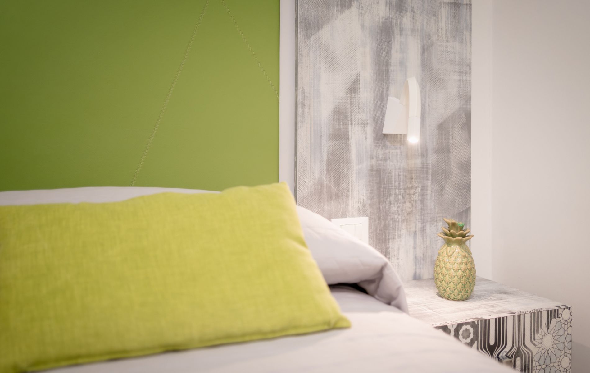 Panoramica della camera matrimoniale Ananas & Kiwi all'Hotel All'Orologio di Caorle: spazio accogliente, pavimenti moderni e arredi coordinati.