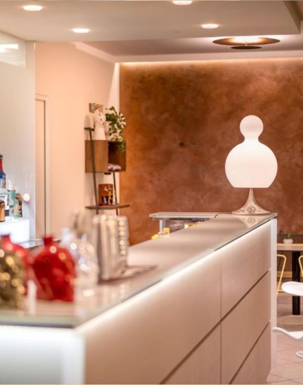 Hotel Caorle All'Orologio Area bar moderna e accogliente dell'Hotel All'Orologio a Caorle, ideale per aperitivi e momenti di relax.