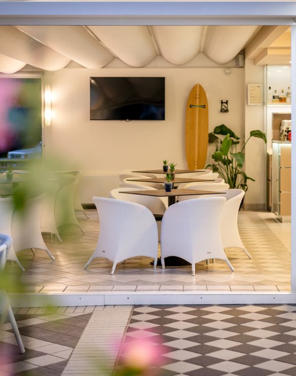 Hotel Caorle All'Orologio Dettaglio dell'area bar dell'Hotel All'Orologio a Caorle: un ambiente accogliente per drink e relax.