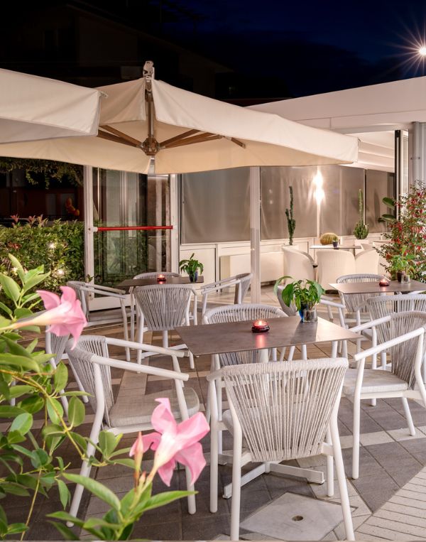 Hotel Caorle All'Orologio Ambiente moderno del cocktail bar dell'Hotel All'Orologio a Caorle con luci soffuse e design curato.
