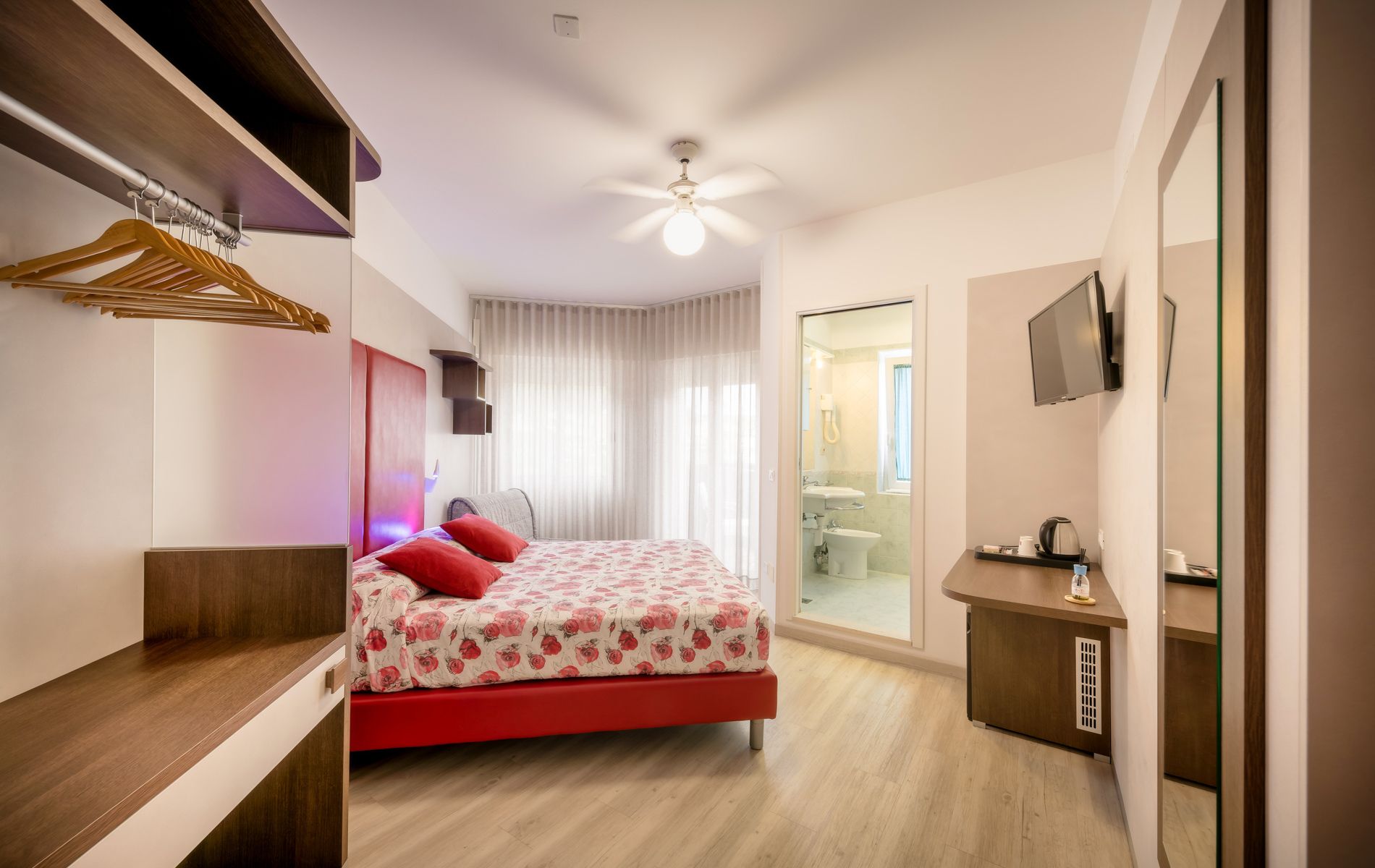 Hotel Caorle All'Orologio Interno della camera Cherry Plus dell'Hotel All'Orologio a Caorle, luminosa camera matrimoniale con arredi moderni e ampi spazi.