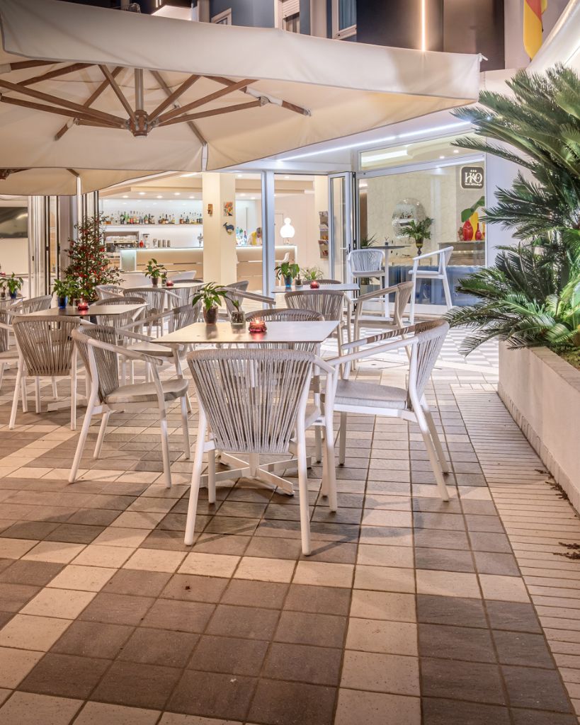 Dettaglio di un tavolino da caffè sulla terrazza esterna dell'Hotel All'Orologio a Caorle, ideale per il relax all'aria aperta.