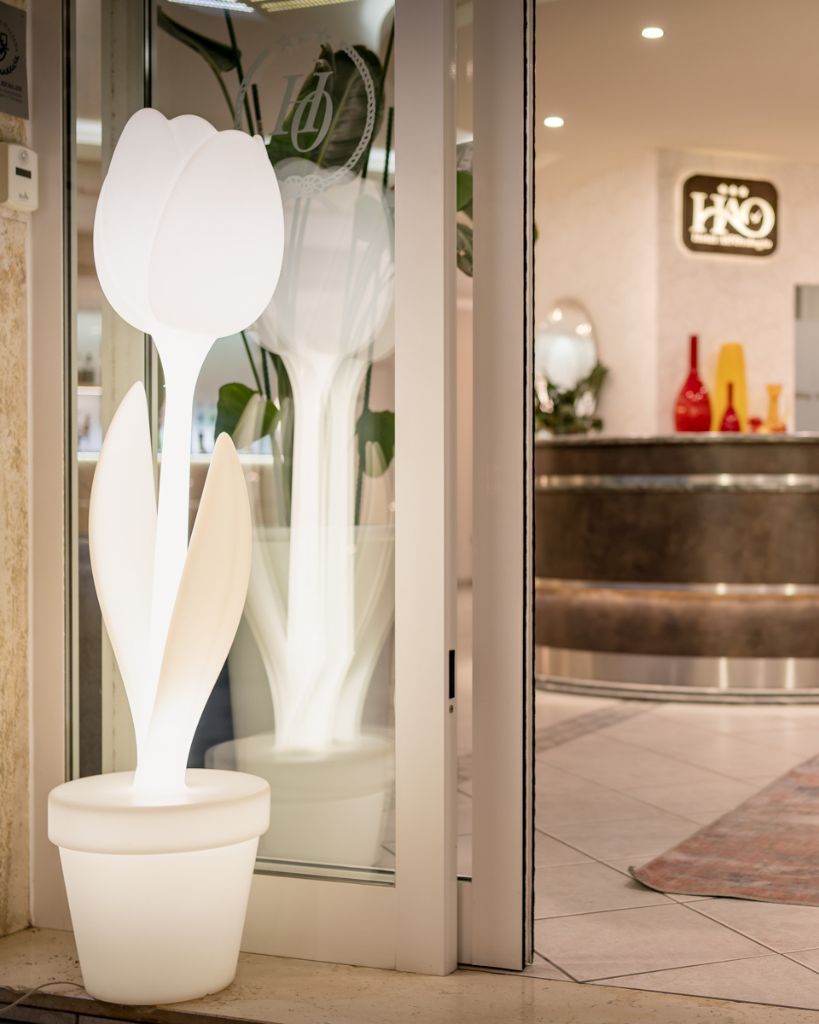 Lampada di design moderna nell'ingresso dell'Hotel All'Orologio a Caorle.