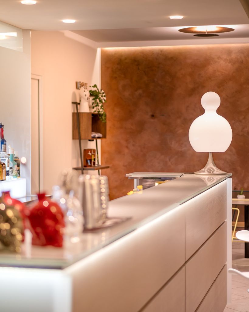 Dettaglio di una lampada di design moderno nel bar dell'Hotel All'Orologio a Caorle, illuminazione d'atmosfera per l'area relax.