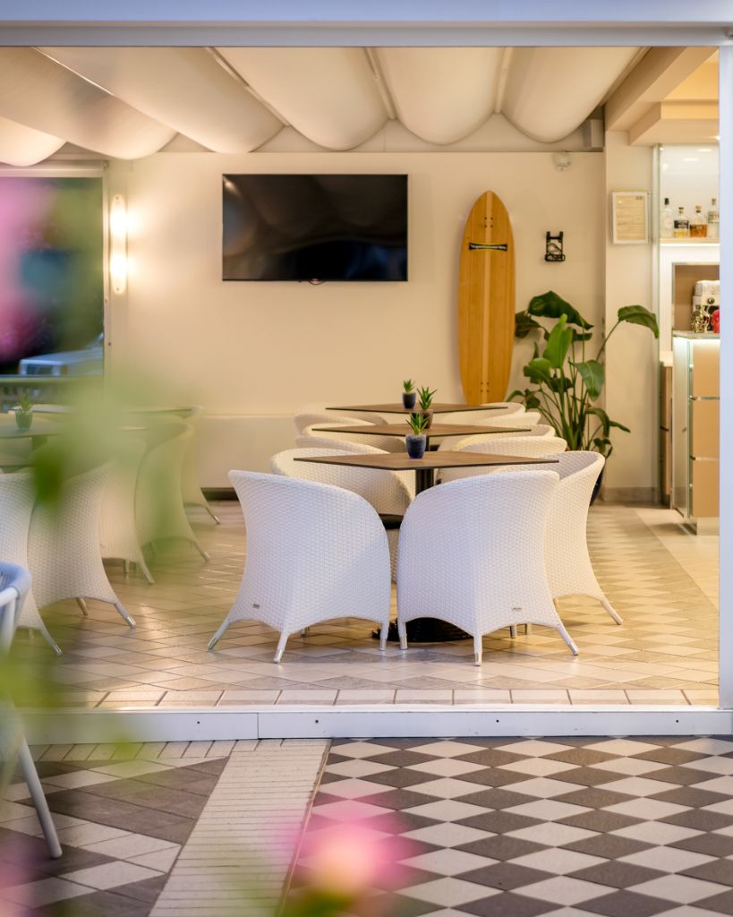 Tavola da surf di design utilizzata come elemento d'arredo moderno all'interno del bar dell'Hotel All'Orologio a Caorle.