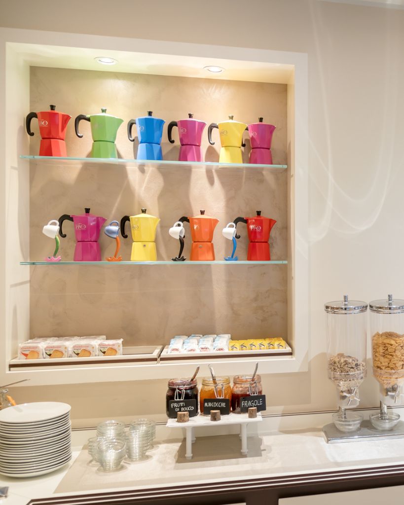 Ampia scelta di prodotti freschi nel buffet della colazione dell'Hotel All'Orologio a Caorle, con opzioni dolci e salate per gli ospiti.