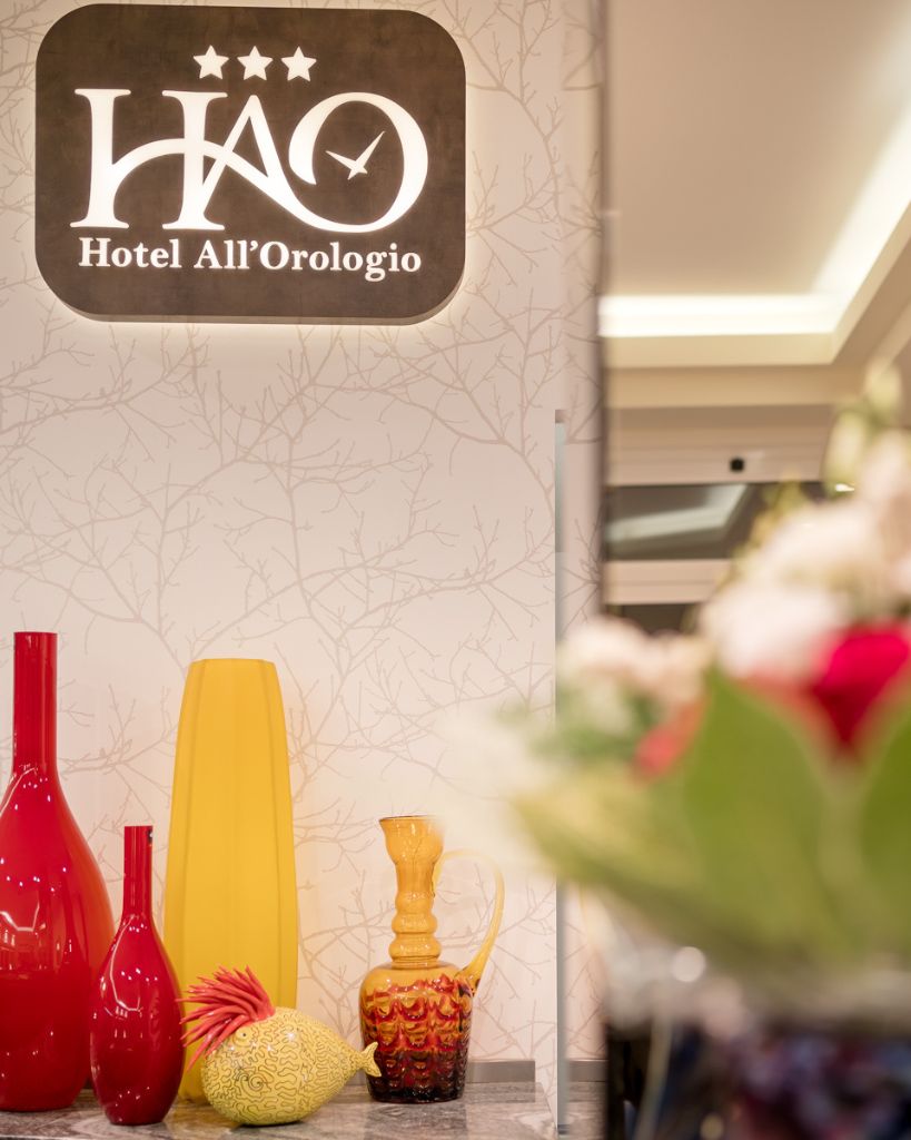 Dettaglio di pregiati vasi in vetro di Murano artistico nella hall dell'Hotel All'Orologio a Caorle.