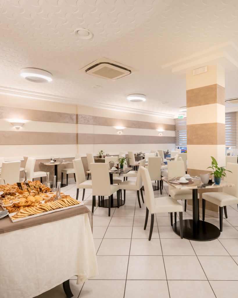 Ricco buffet della colazione dell'Hotel All'Orologio a Caorle con prodotti dolci e salati, torte fatte in casa e frutta fresca.
