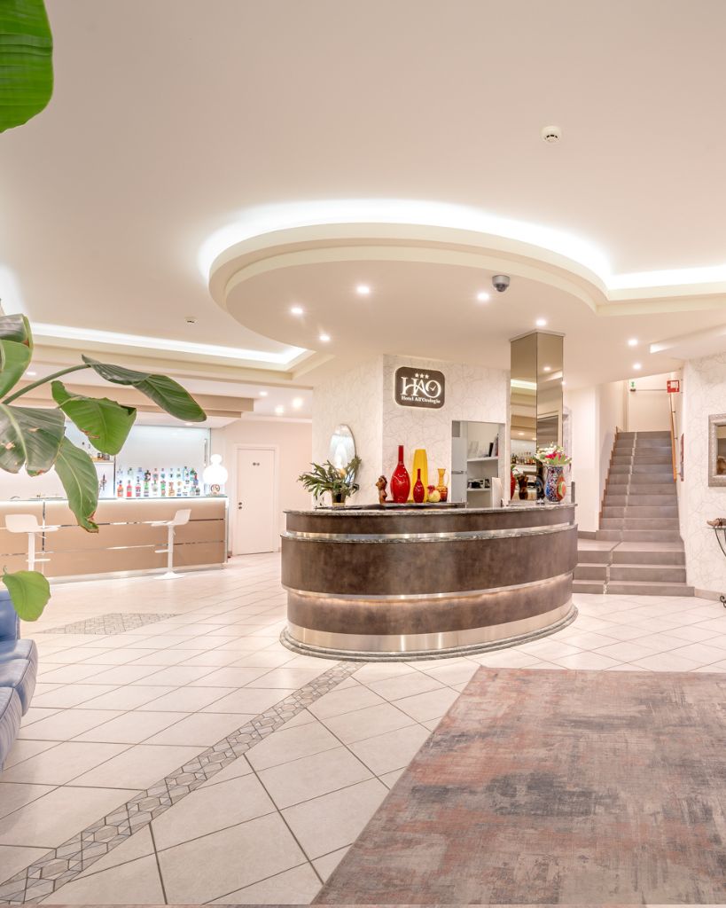 Hall e reception moderna dell'Hotel All'Orologio a Caorle con illuminazione di design.