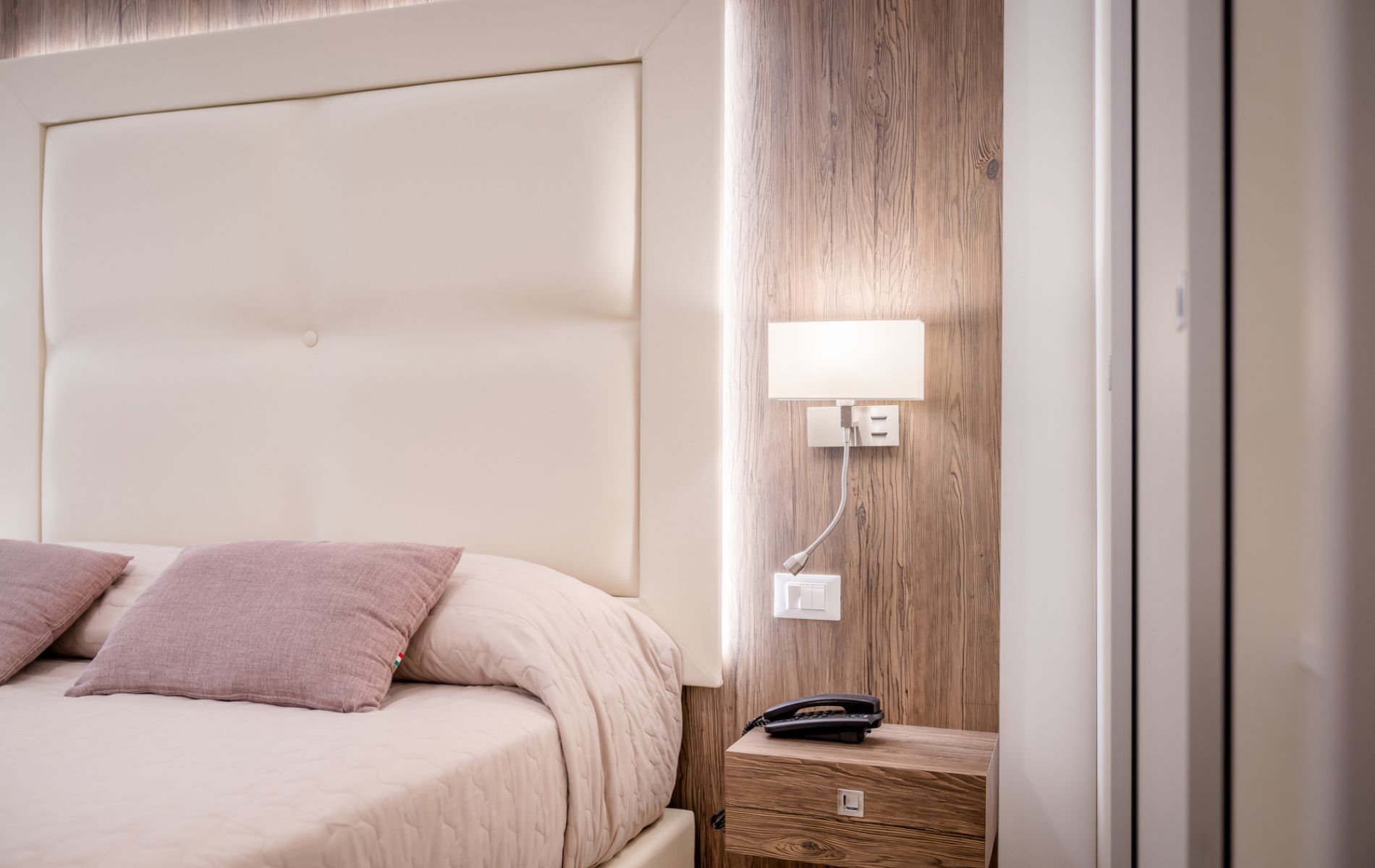 Hotel Caorle All'Orologio Dettaglio arredi moderni e luminosi della camera Harmony presso l'Hotel All'Orologio a Caorle.