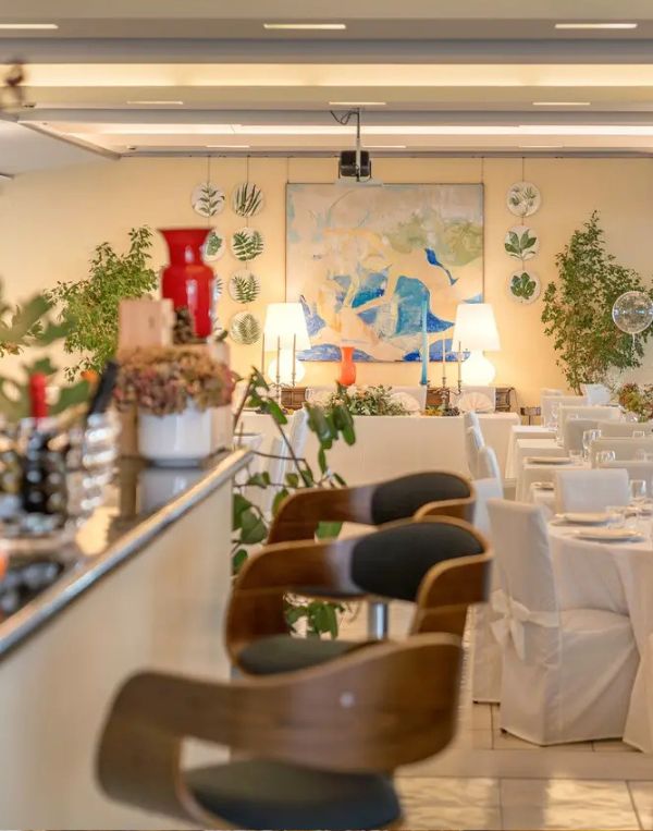 Allestimento della sala ristorante per il servizio di mezza pensione all'Hotel All'Orologio di Caorle.