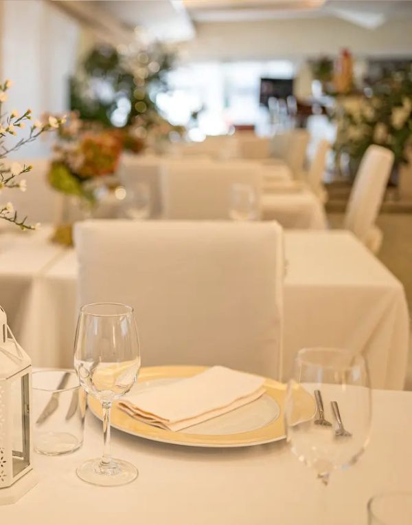 Servizio al tavolo e piatti preparati dallo chef per la mezza pensione all'Hotel All'Orologio di Caorle.