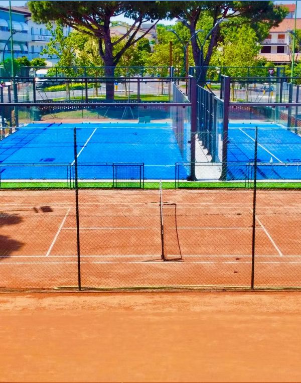 Campi da Padel panoramici e moderni disponibili per gli ospiti dell'Hotel All'Orologio a Caorle.