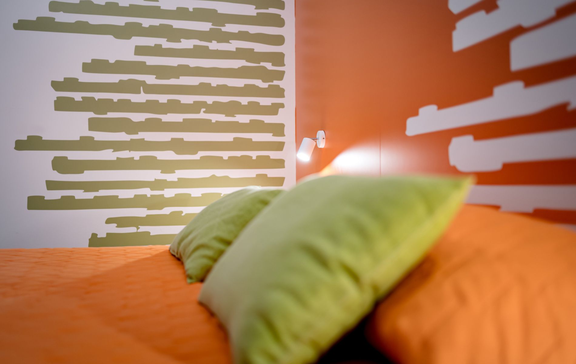 Dettagli dell'arredamento e del design della Camera Papaya presso l'Hotel Orologio a Caorle.