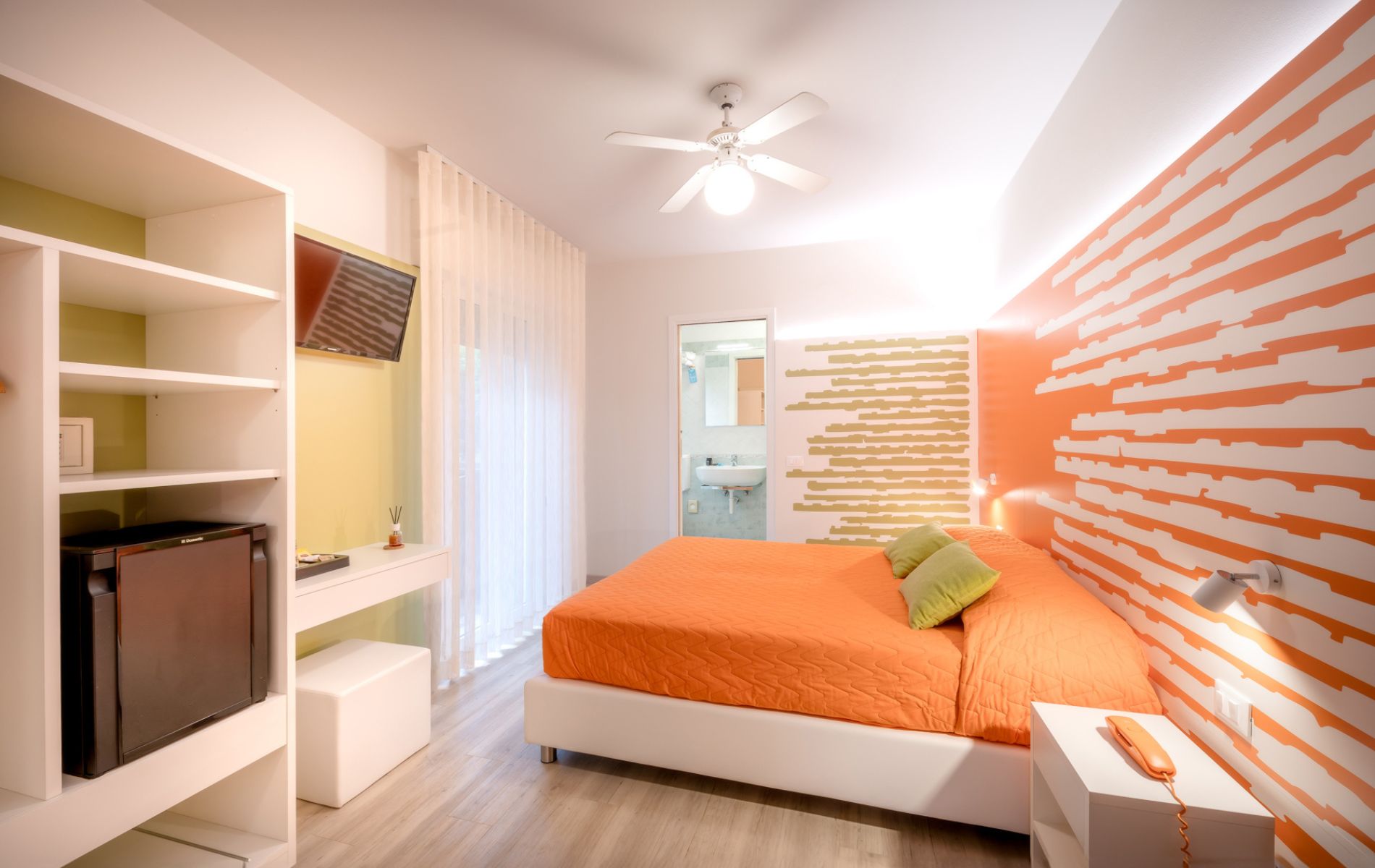 Particolare degli arredi e dell'atmosfera accogliente nella Camera Papaya dell'Hotel Orologio.