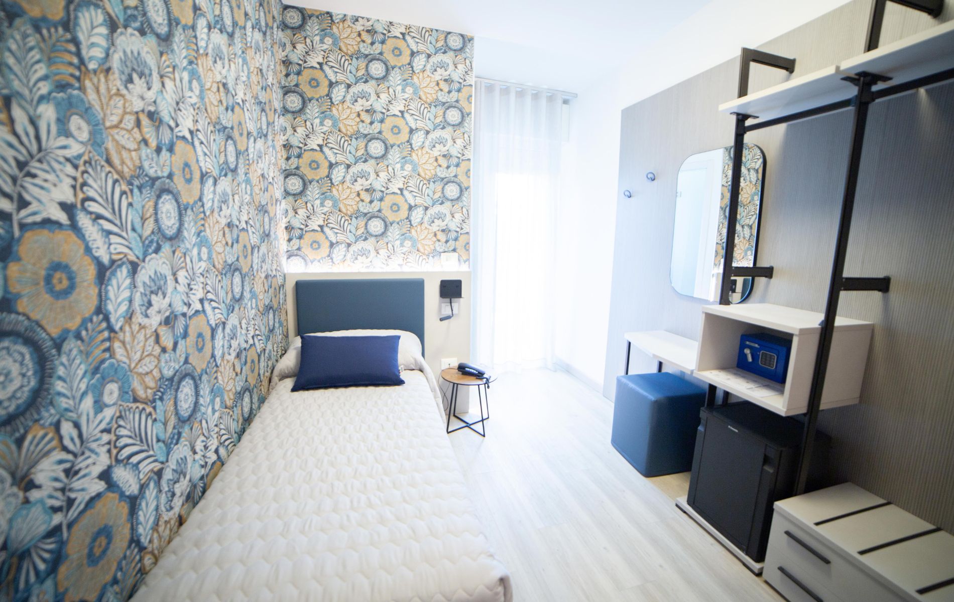 Hotel Caorle All'Orologio Camera singola accogliente dell'Hotel All'Orologio a Caorle con letto singolo, arredi chiari e comfort moderni.