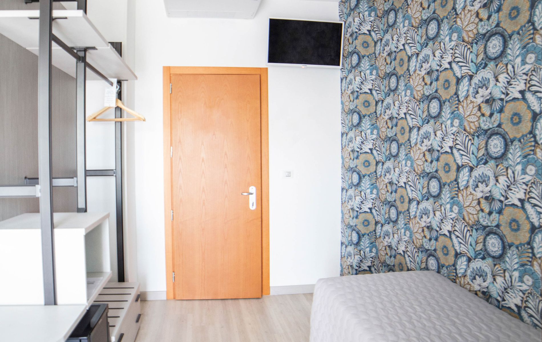 Hotel Caorle All'Orologio Camera singola moderna con balcone dell'Hotel All'Orologio a Caorle, arredamento rinnovato e letto singolo.