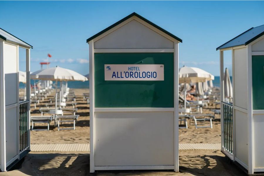 Hotel Caorle All'Orologio Spiaggia privata con ombrelloni e lettini riservati per gli ospiti dell'Hotel All'Orologio a Caorle.