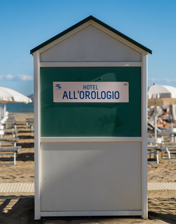 Spiaggia privata dell'Hotel All'Orologio a Caorle con ombrelloni e lettini riservati agli ospiti.