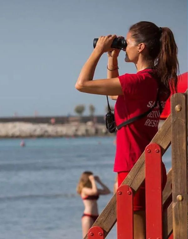 Area spiaggia privata dell'Hotel All'Orologio a Caorle: postazioni con ombrelloni e lettini a pochi passi dal mare.