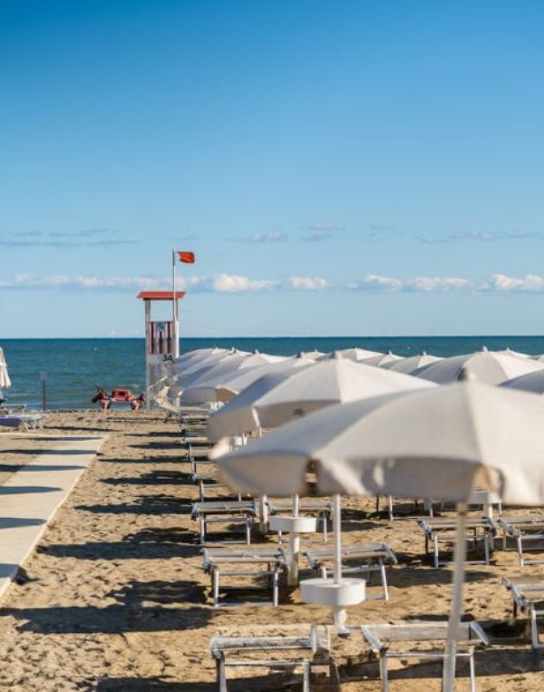 Servizio spiaggia dell'Hotel All'Orologio a Caorle: lettini e ombrelloni riservati per il massimo relax degli ospiti.