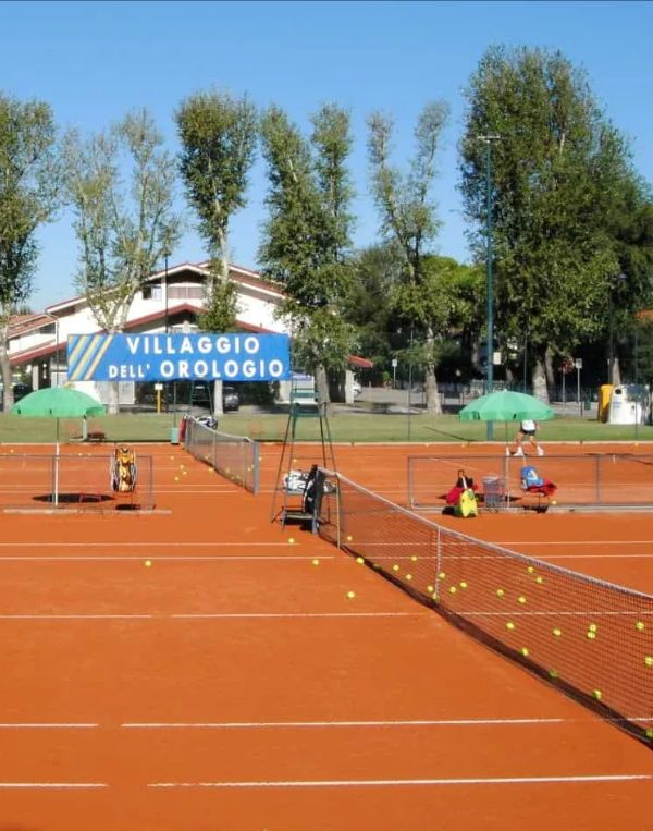 Campo da tennis in terra rossa convenzionato con l'Hotel All'Orologio di Caorle per gli ospiti sportivi.