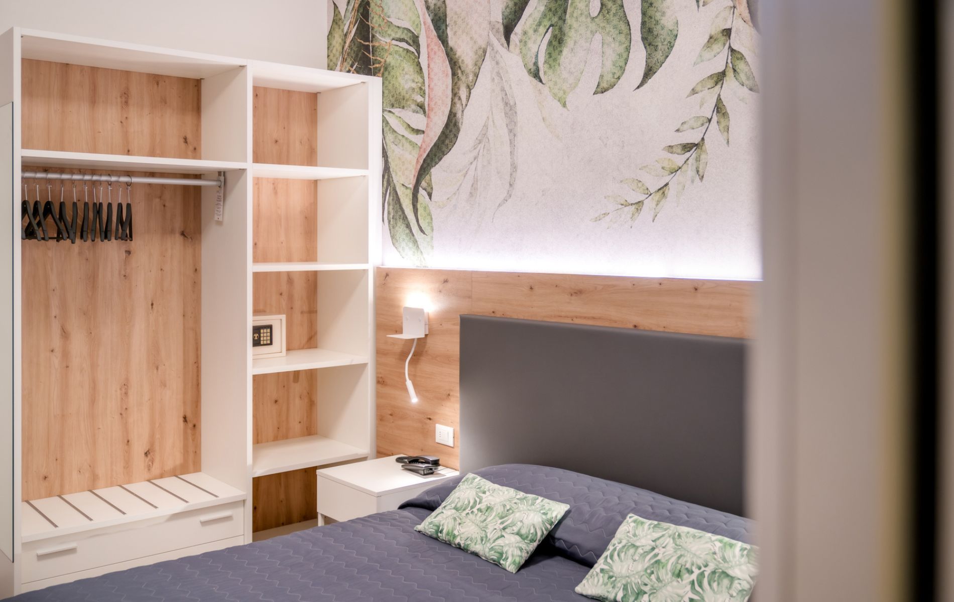 Arredamento moderno e solare della Camera Tropical presso l'Hotel All'Orologio a Caorle, ideale per vacanze estive in coppia.