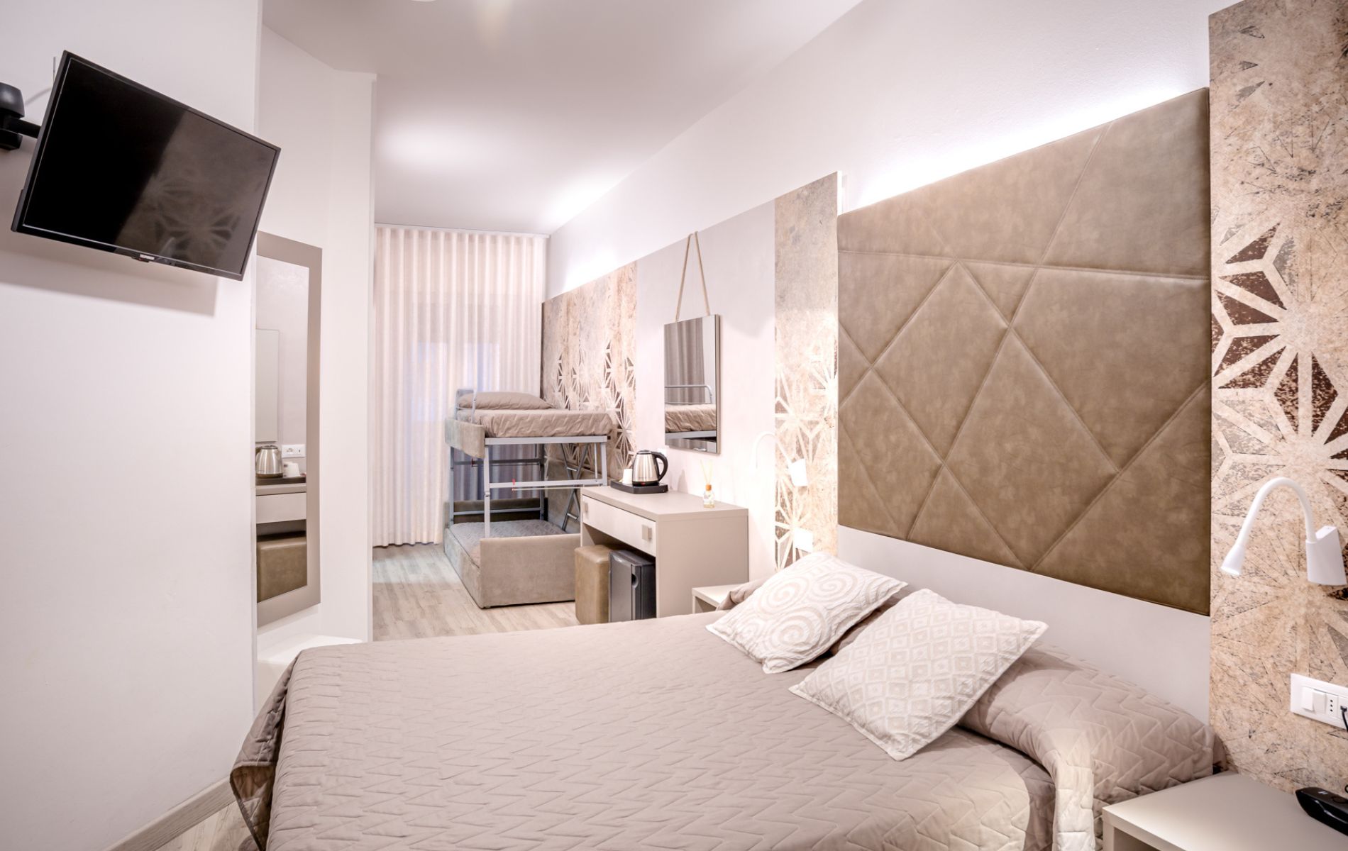Interni luminosi e arredi eleganti della Camera Vanilla presso l'Hotel Orologio a Caorle.